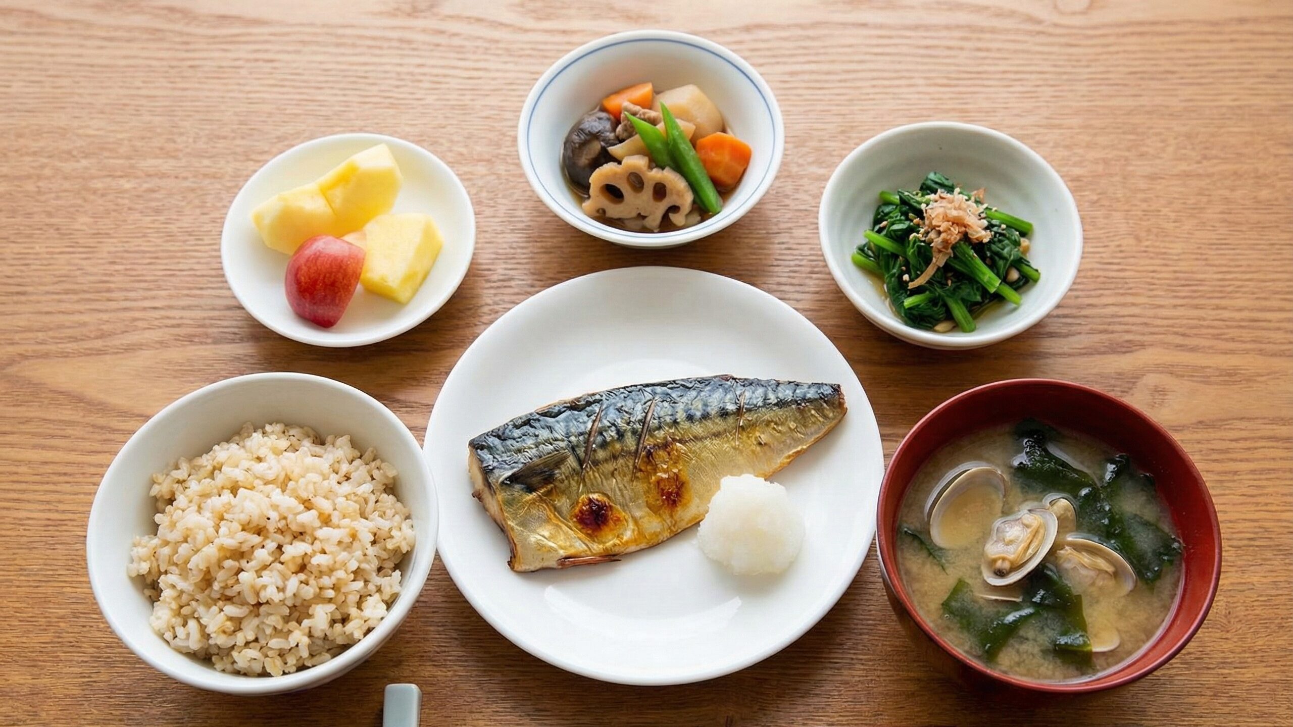 バランスの良い食事の基本となる、ミネラル豊富な和食の献立例。魚や貝類、海藻、野菜をバランスよく取り入れることで、日々のミネラル不足を解消する食事。