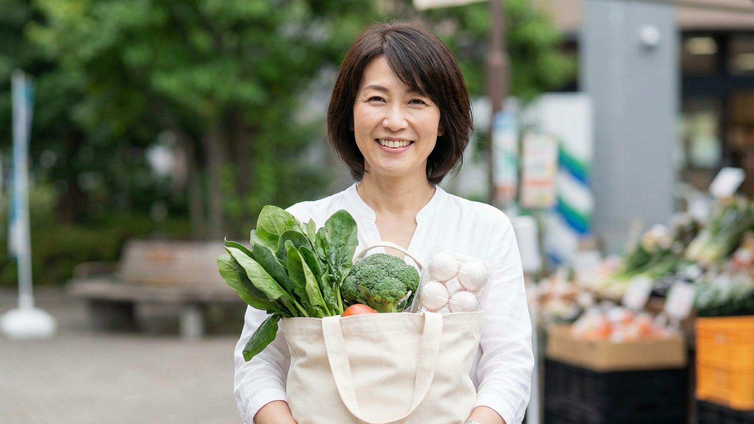 旬の野菜からミネラルを摂取。ほうれん草やブロッコリーなど、ミネラルが豊富な食材を購入してきた女性。