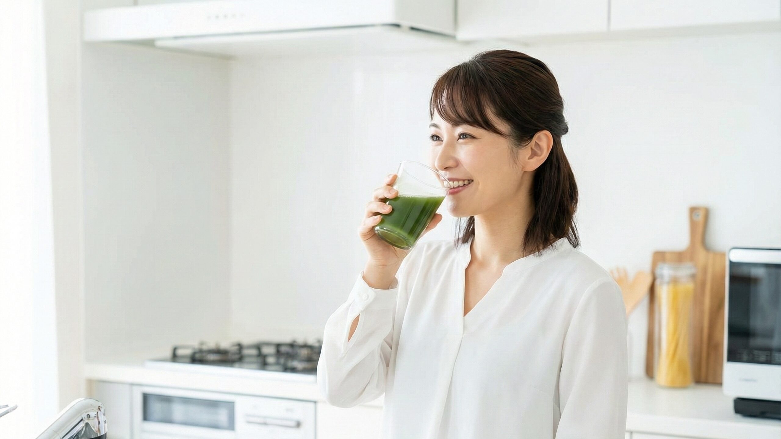 不足しがちな食物繊維を手軽に補える青汁を習慣にし、健康的な毎日を送る笑顔の女性。