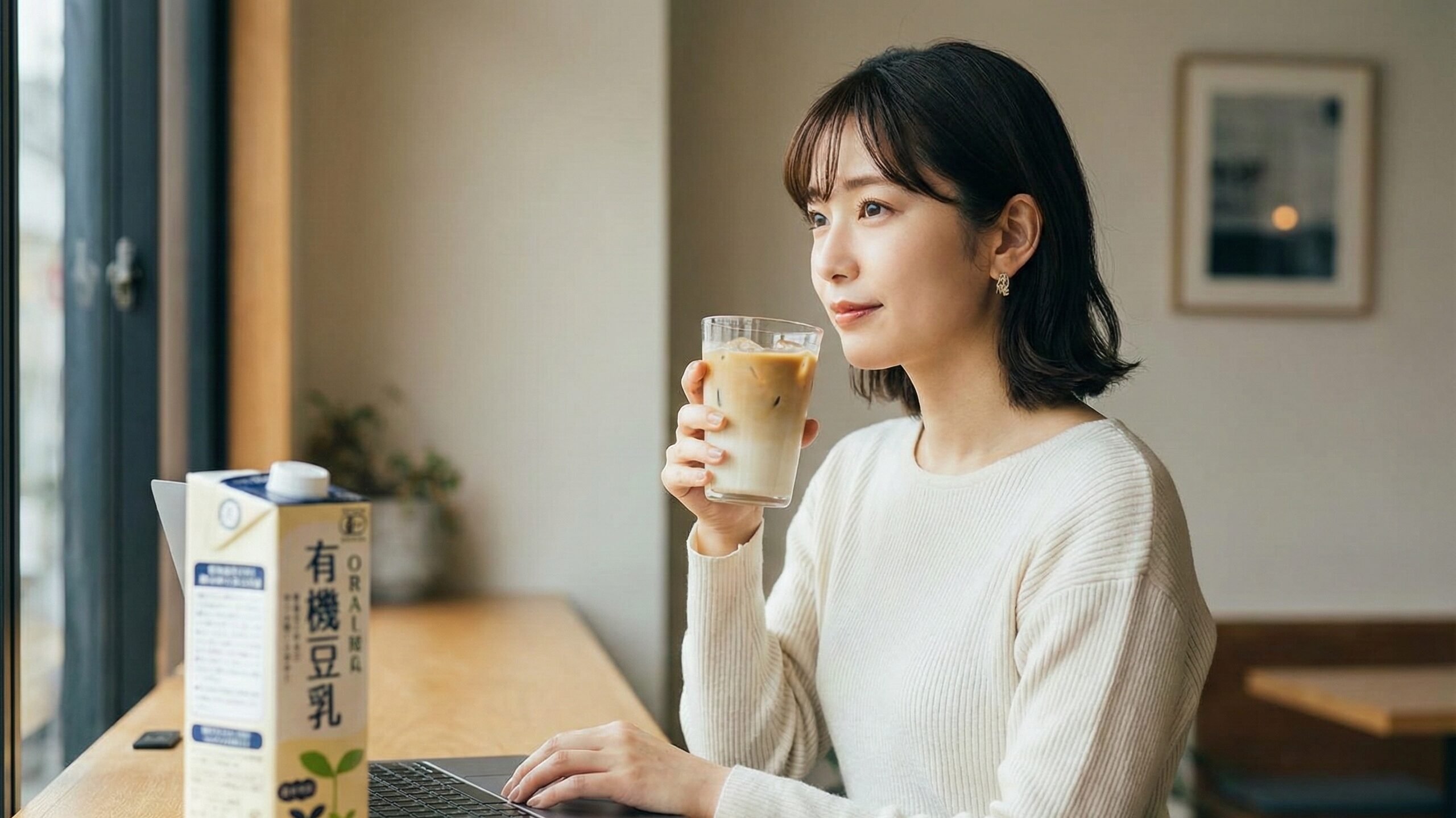 仕事の合間に豆乳でミネラルを補給する様子。