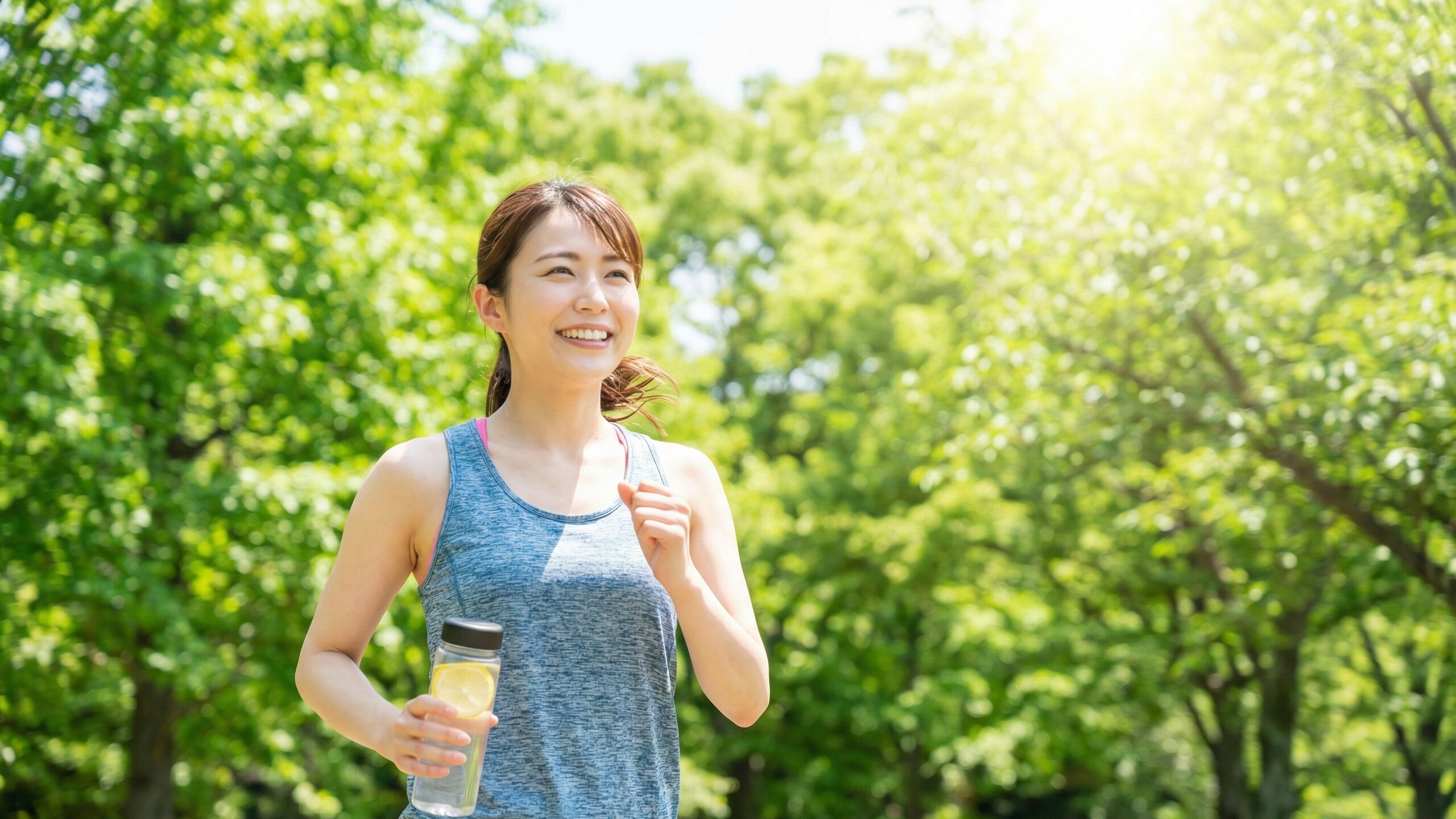 明るい光の中で微笑む、健やかな肌の女性。ビタミンC摂取によるポジティブな変化をイメージ。