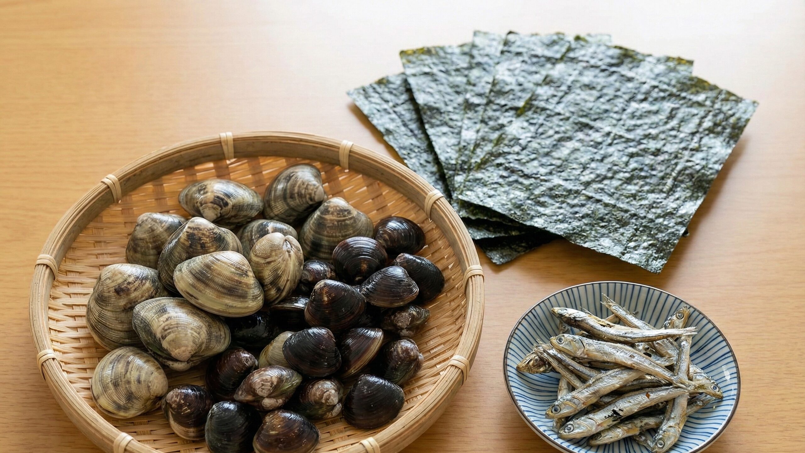ミネラル補給に役立つあさりなどの貝類とのりや煮干し