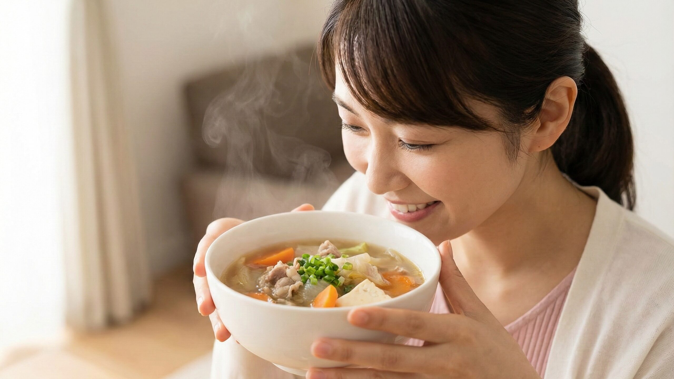 具だくさんのスープからミネラルを摂取する女性