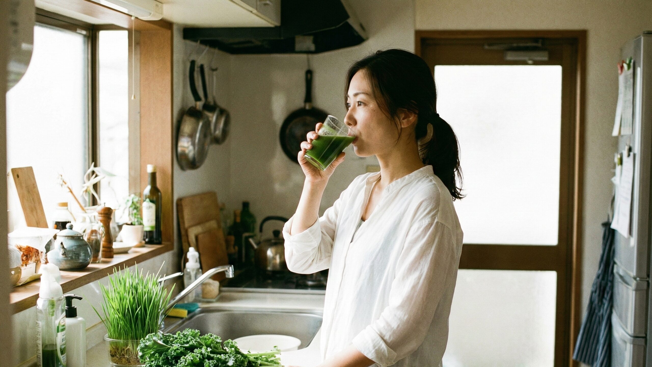 忙しい毎日でも続けやすい、亜鉛が含まれる青汁を生活に取り入れている女性の様子。