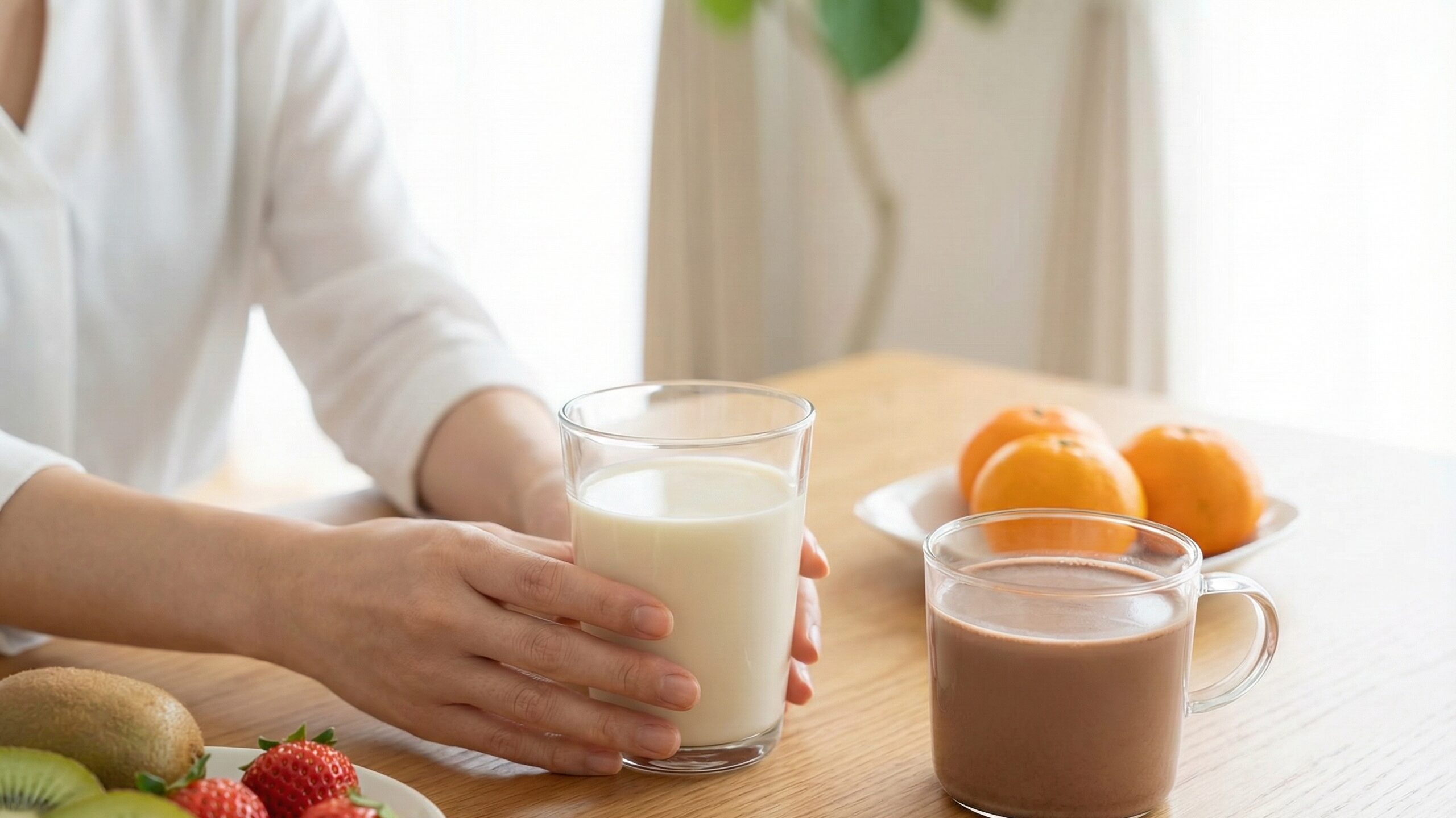 市販で手軽に買える鉄分の多い飲み物である豆乳とミルクココアを並べた朝食風景