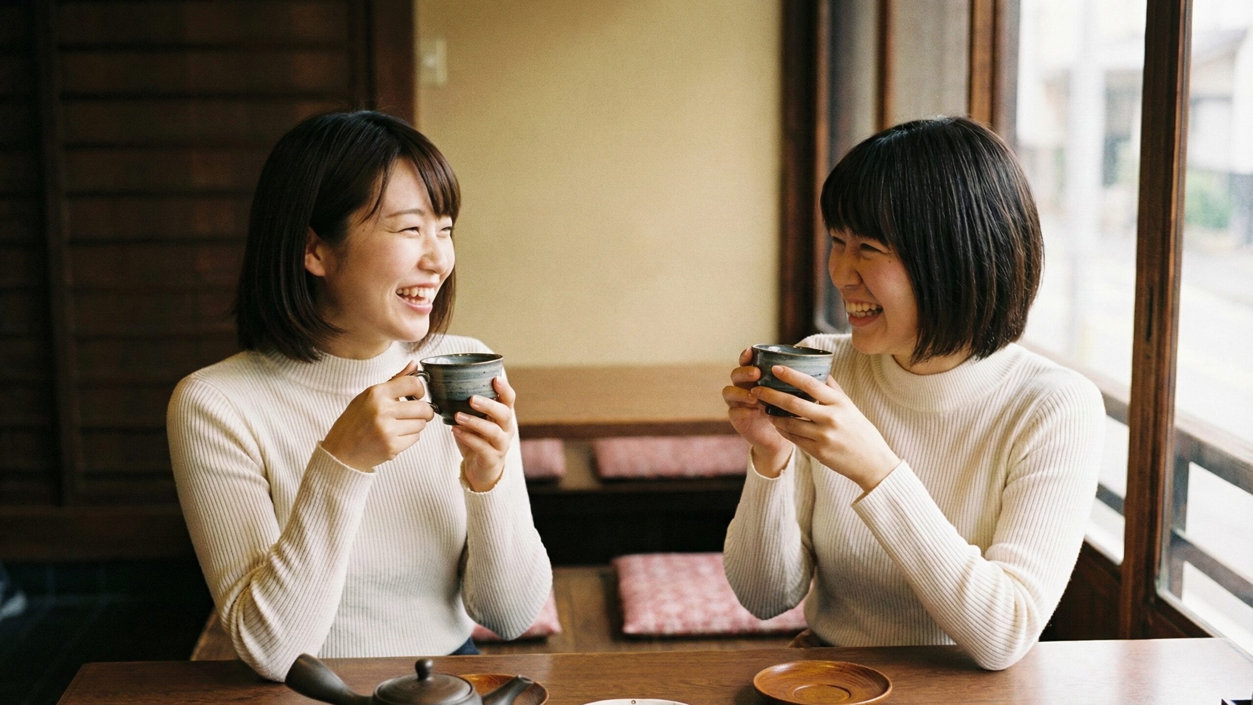 カフェで鉄分の多い飲み物である黒豆茶を楽しむ2人の女性