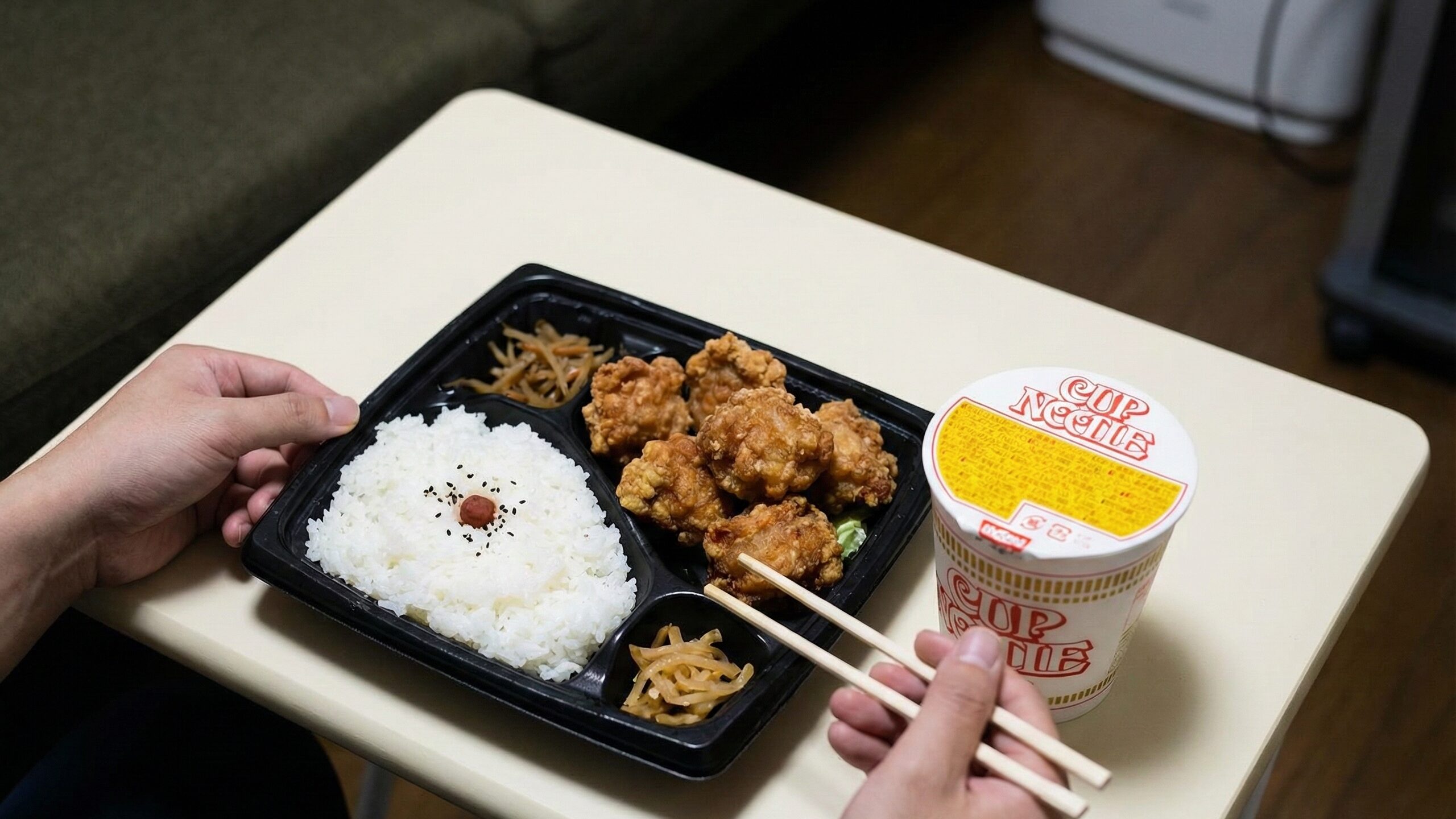 食物繊維不足の原因となるコンビニ弁当やカップ麺の食事。炭水化物と脂質に偏り、野菜が少ない食生活の例。