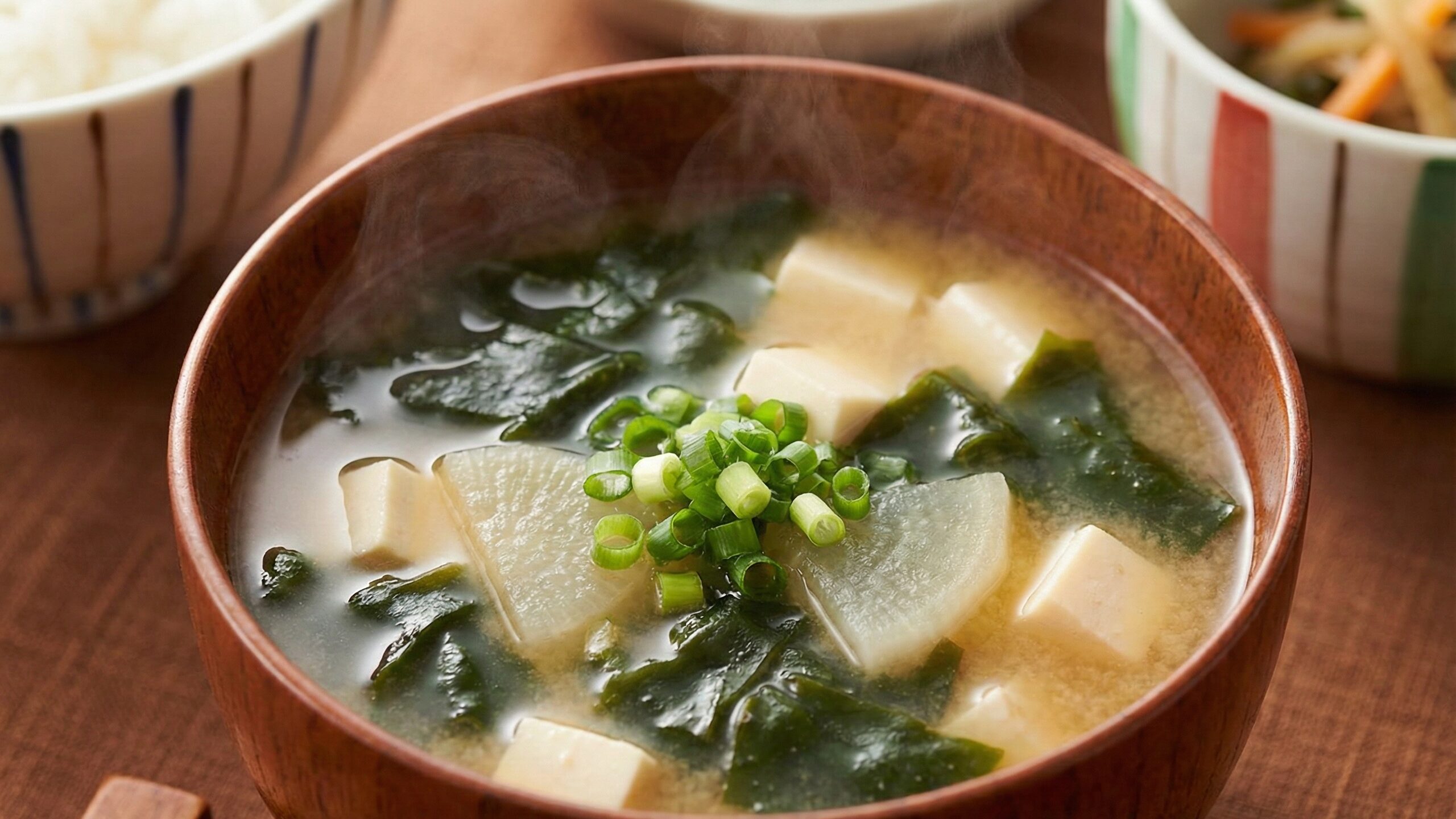 食物繊維を効率よく摂取できる具沢山の味噌汁。わかめ、大根、豆腐など水溶性・不溶性の両方を含むメニュー。