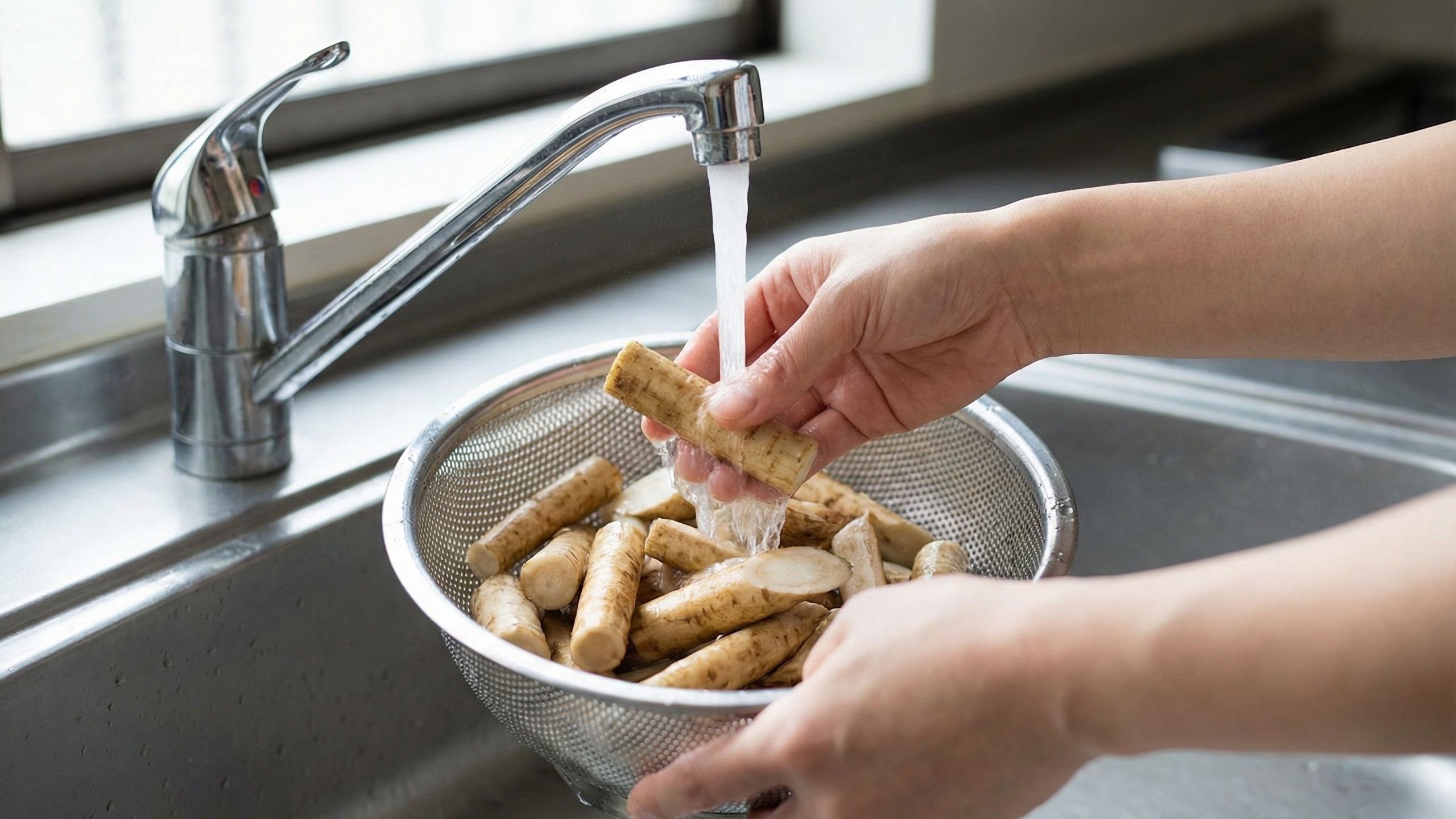 LPSを逃さないための調理のコツ。泥付きごぼうを優しく水洗いする下準備。