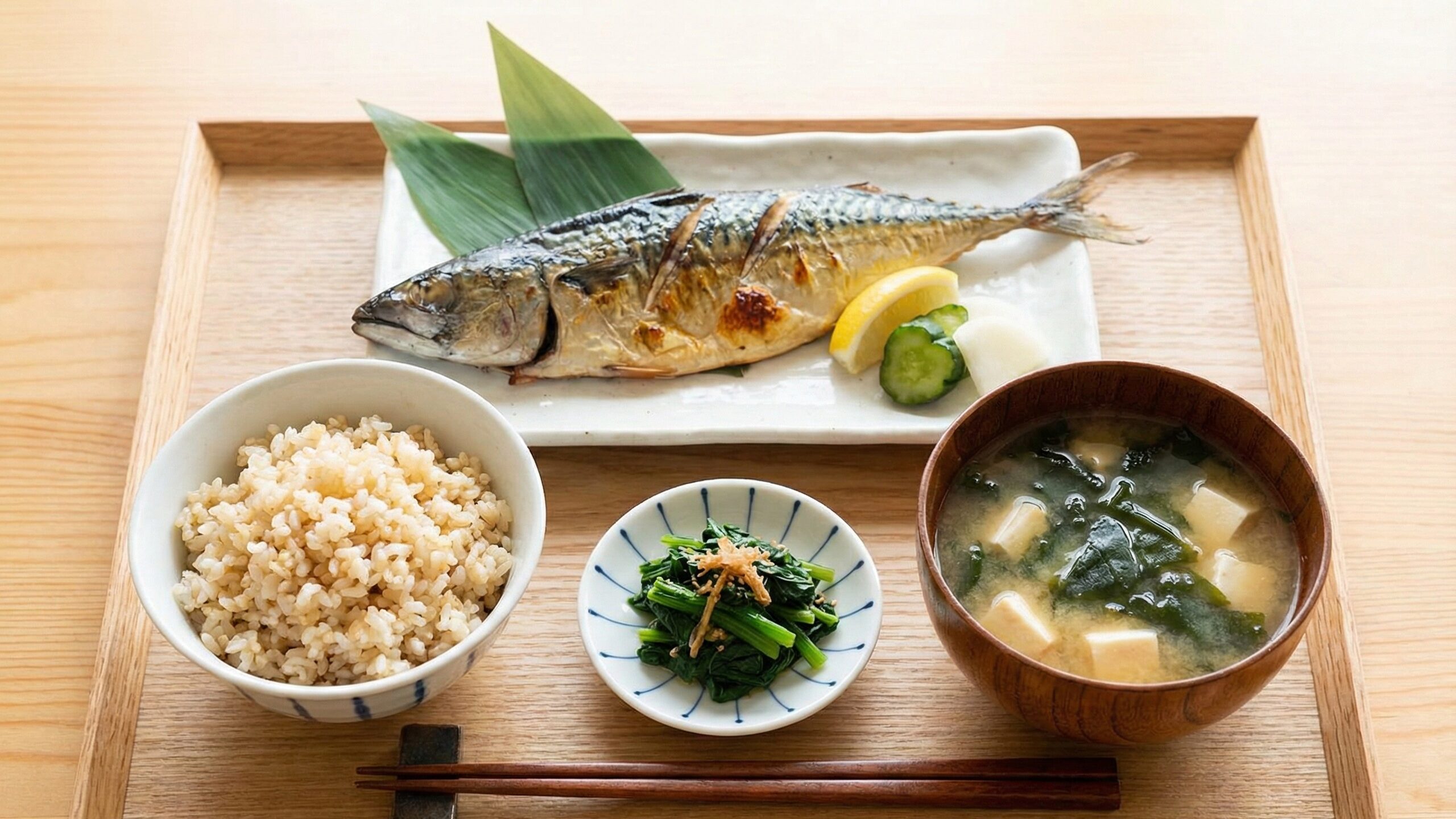 LPSを多く含む玄米や海藻入りの味噌汁を組み合わせた、理想的なバランスの和食メニュー。