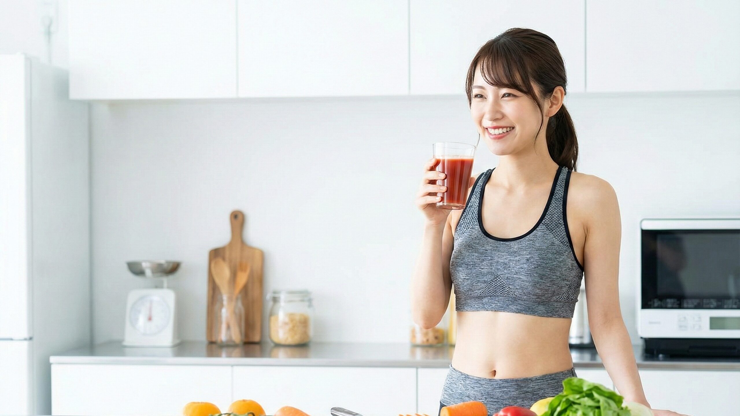 健康習慣として、ポリフェノールが豊富な手作りの野菜ジュースを笑顔で飲む女性。