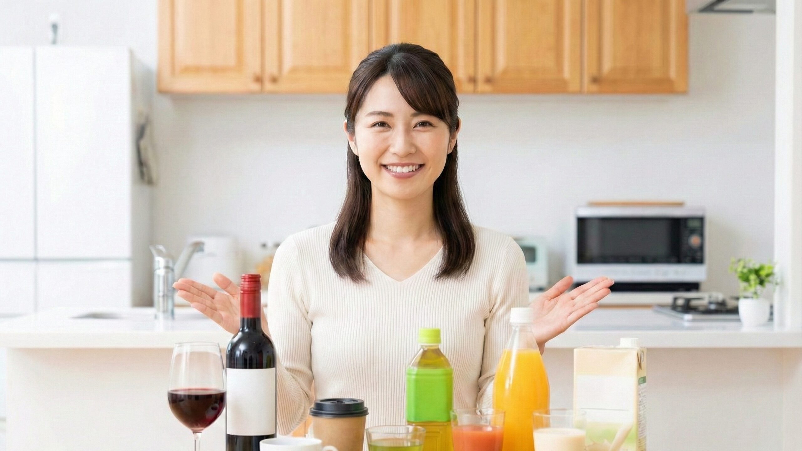 赤ワイン、コーヒー、緑茶、野菜ジュースなど、ポリフェノールが多い飲み物の一覧を紹介する女性。
