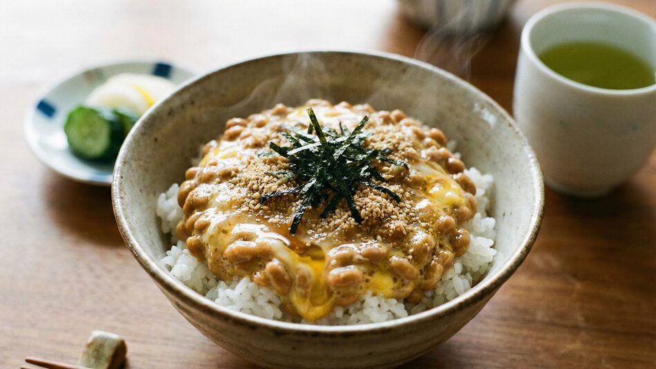 乾燥肌に必要なタンパク質やビタミンB群を補給できる、納豆と卵を乗せた栄養価の高い朝食メニュー。