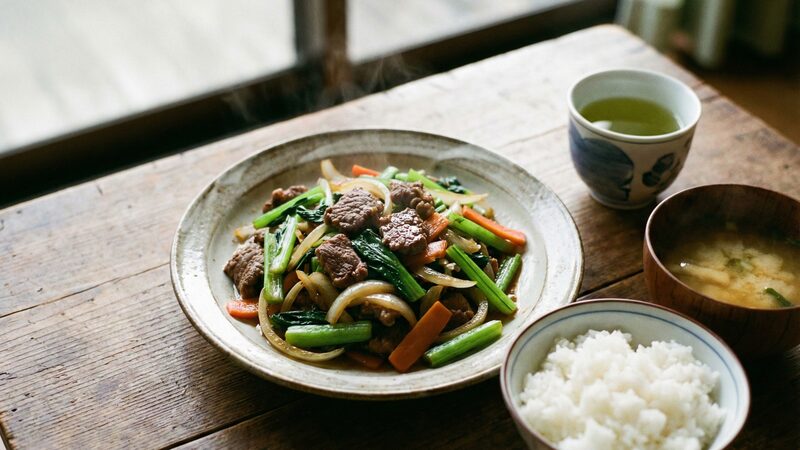 ミネラル豊富な牛肉と赤パプリカ、小松菜の炒め物を中心としたバランスの良い和食の献立。
